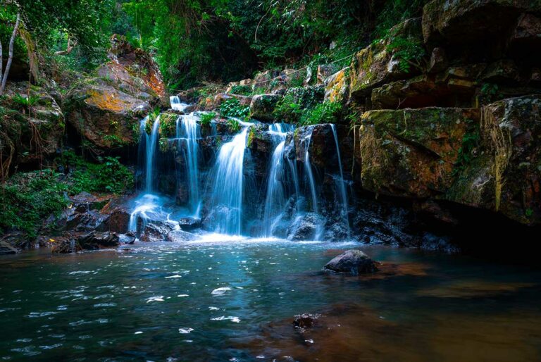 Waterval in de Phong Nha Botanic Garden die uitkomt in een natuurlijke poel midden in de jungle