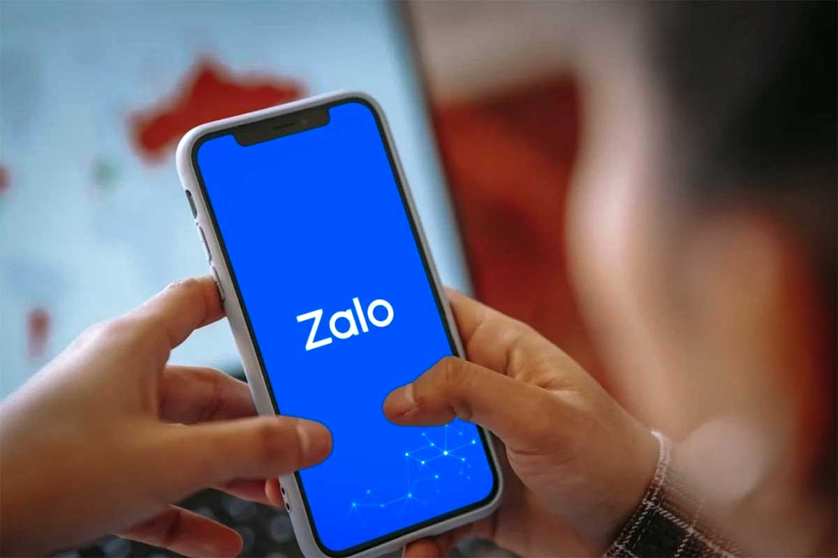 Een persoon die een telefoon vasthoud met Zalo messenger app aan.