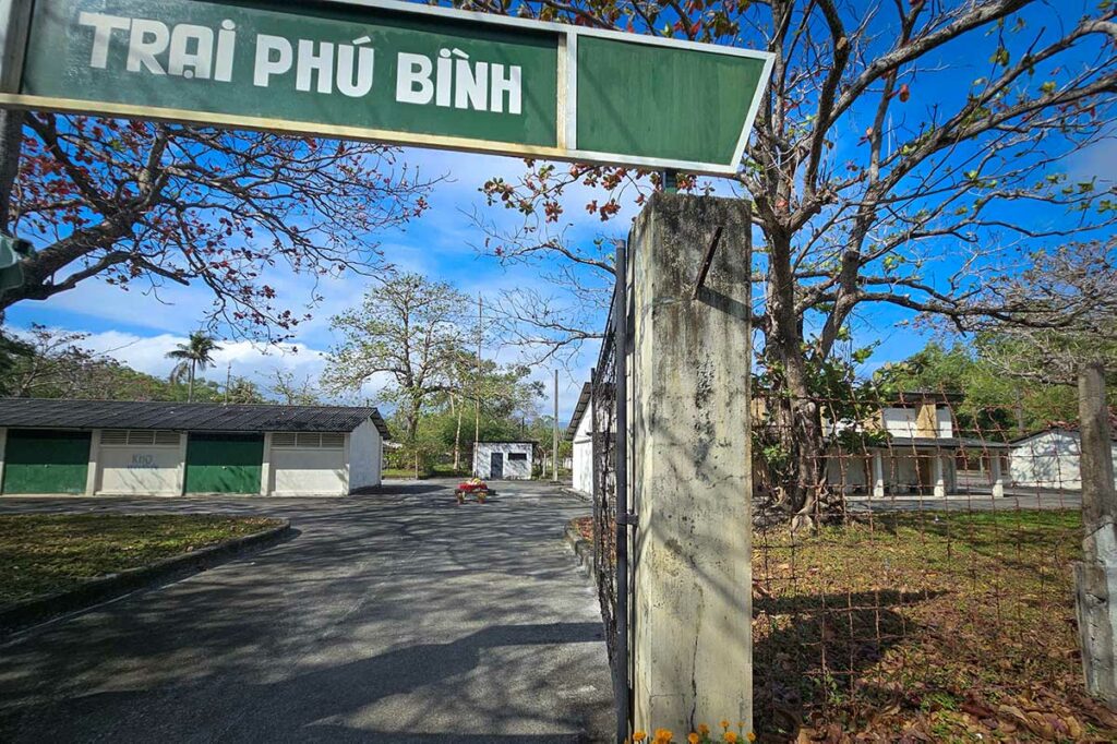 Ingang van Phu Binh Prison op Con Dao met bord Trai Phu Binh, bekend om de American Tiger Cages uit de Vietnamoorlog