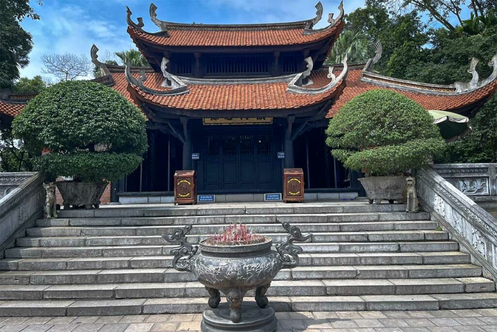 Au Co Tempel in het Hung Kings complex met traditionele Vietnamese architectuur en trap naar de ingang.