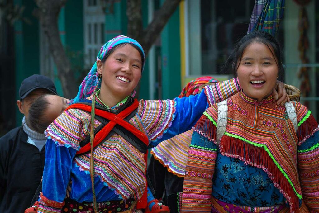 Ontmoeting met etnische minderheden in kleurrijke traditionele kleding tijdens een avontuurlijke rondreis in Noord-Vietnam