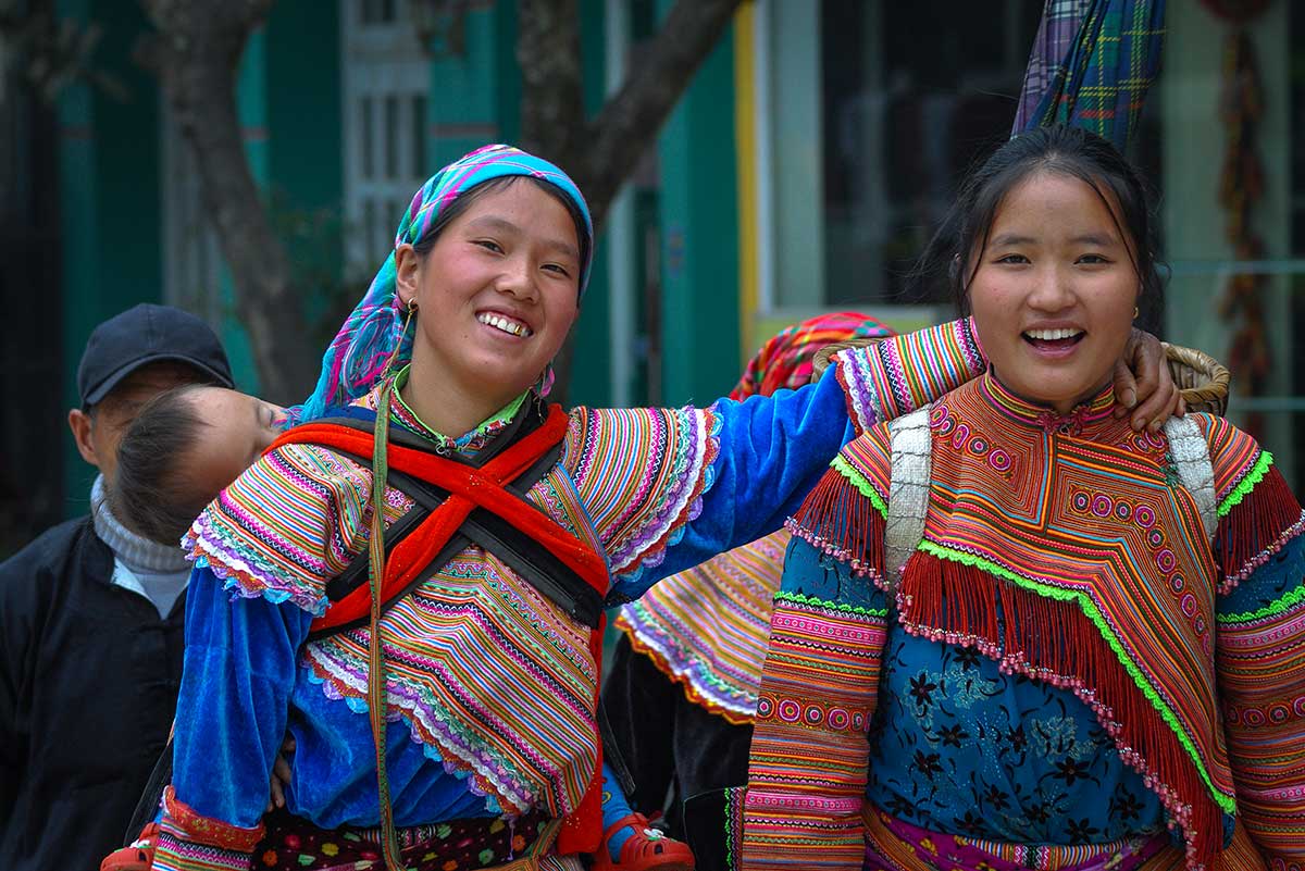 Ontmoeting met etnische minderheden in kleurrijke traditionele kleding tijdens een avontuurlijke rondreis in Noord-Vietnam