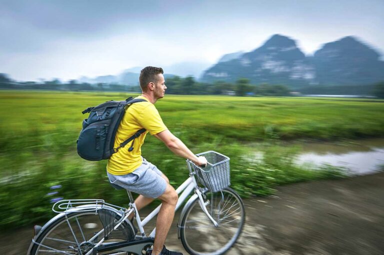 Fietsen tijdens een avontuurlijke rondreis in Vietnam langs rijstvelden en kalksteenbergen in Ninh Binh
