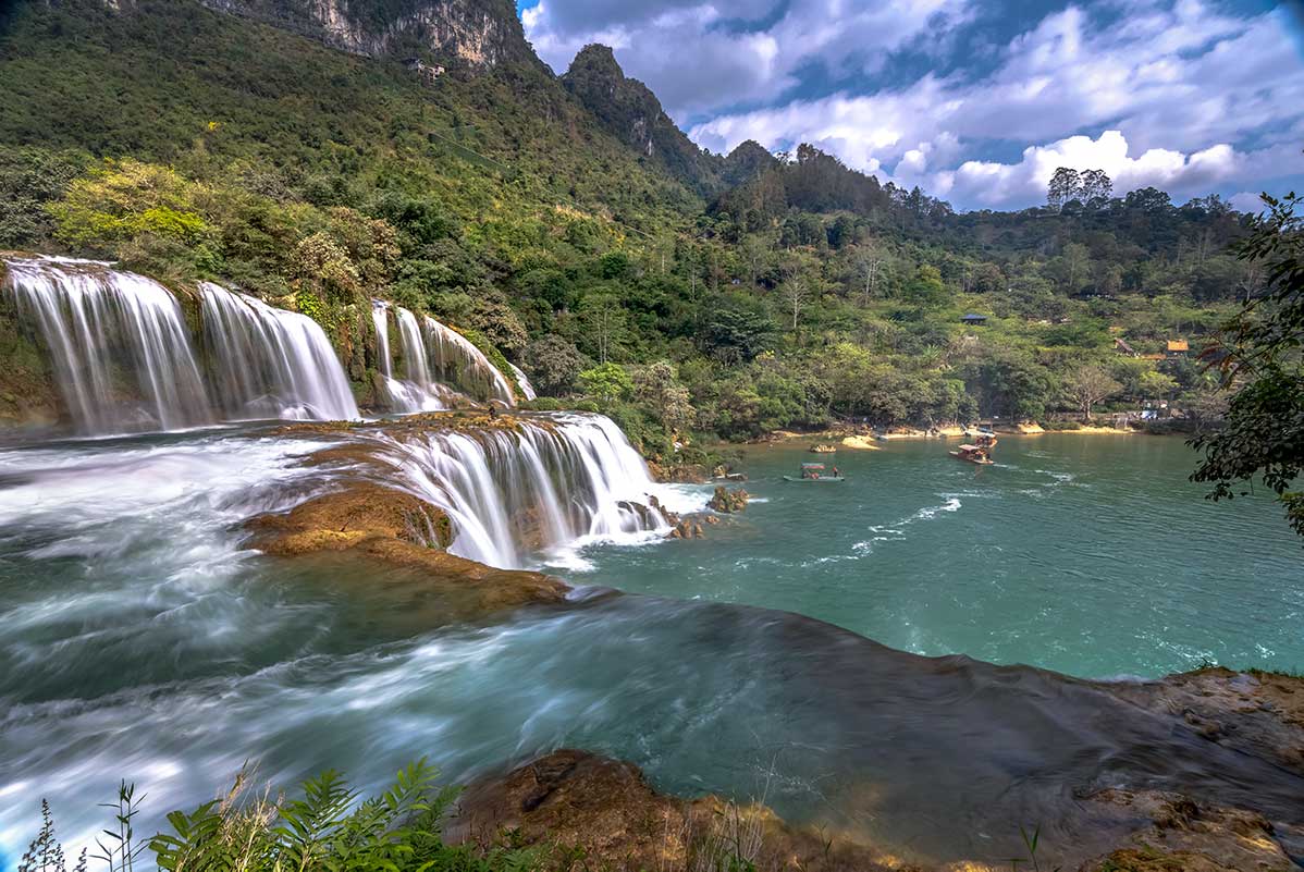 Avontuurlijke rondreis in Vietnam met indrukwekkende waterval midden in groene natuur, weg van de gebaande paden