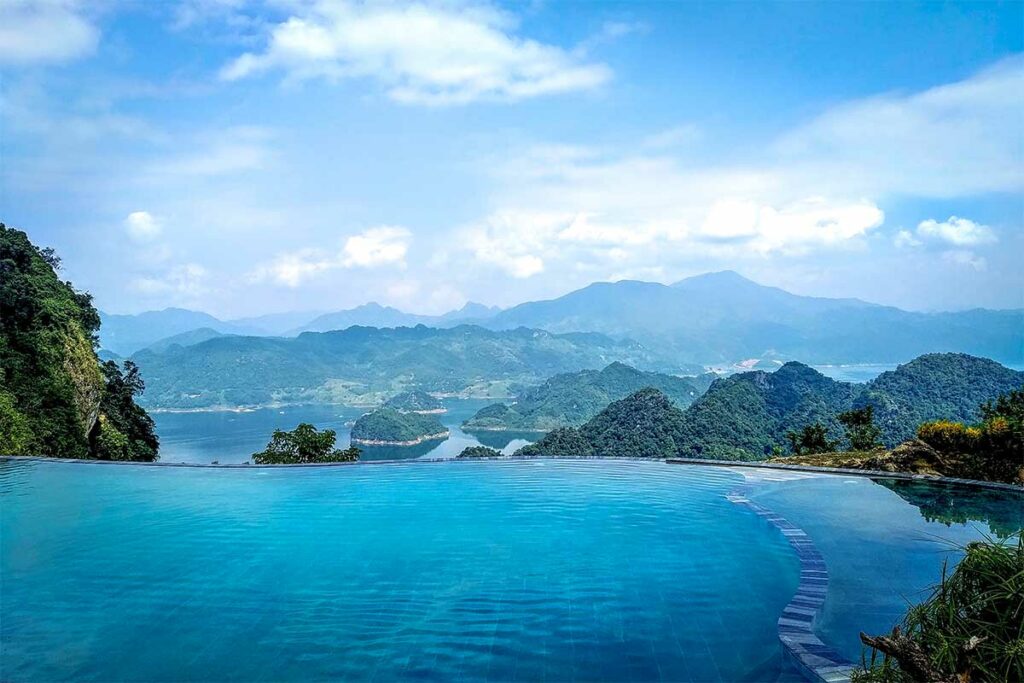 Infinity pool bij Ba Khan Village Resort met uitzicht over Hoa Binh Lake en bergen