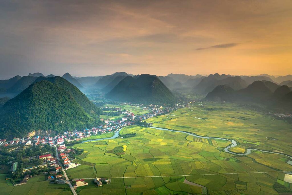 Panoramisch uitzicht over Bac Son Valley met rijstvelden en dorp vanaf Na Lay Peak