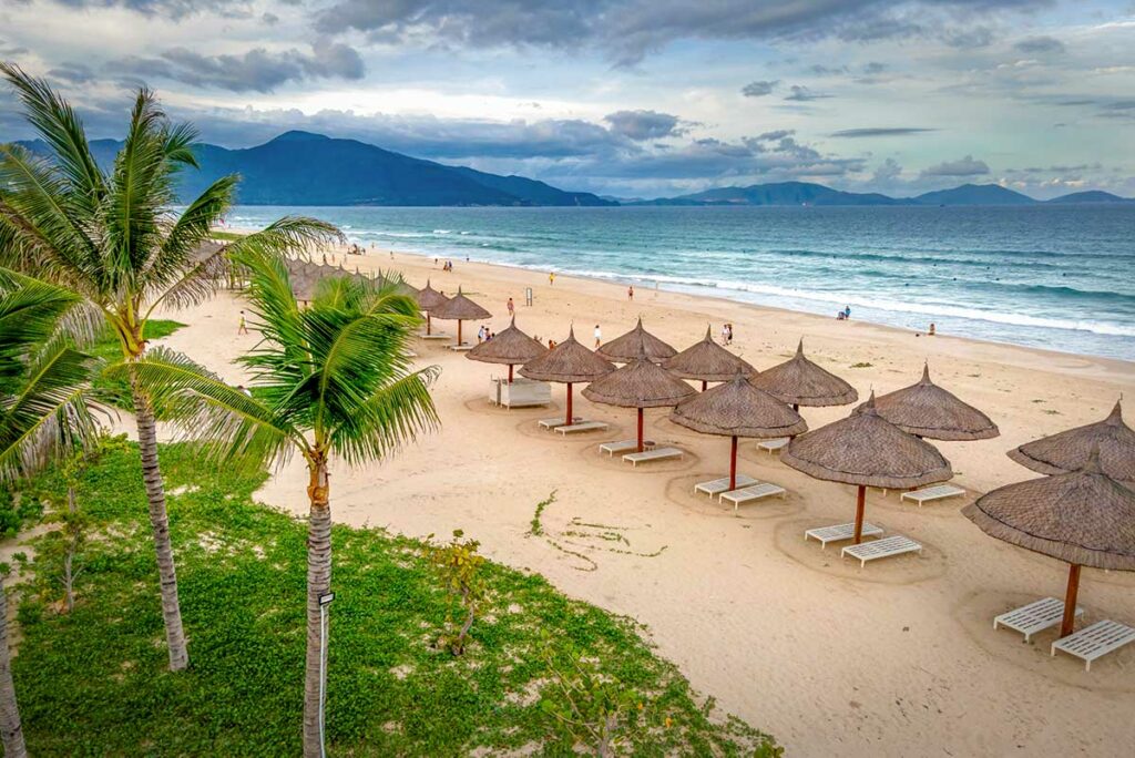 Bai Dai Beach in Cam Ranh met ligbedden, parasols en een lang zandstrand langs de kust.