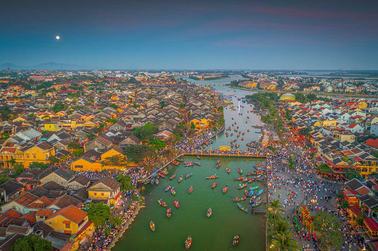 Luchtfoto van de oude stad van Hoi An met boten op de rivier tijdens het lantaarnfestival, populair moment om Hoi An te bezoeken in de beste reistijd