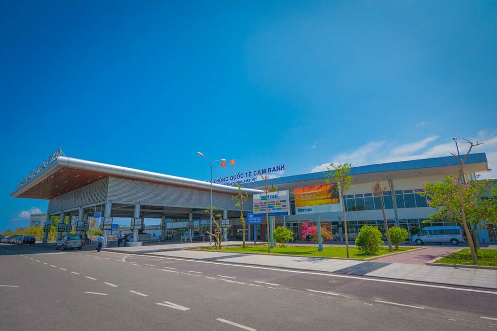 Buitenzijde van Cam Ranh International Airport, de luchthaven van Nha Trang en belangrijkste toegangspoort tot de regio.