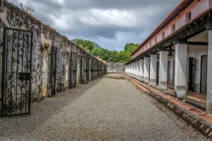 Binnenplaats van de historische Con Dao gevangenis in Vietnam met oude cellen en koloniale architectuur