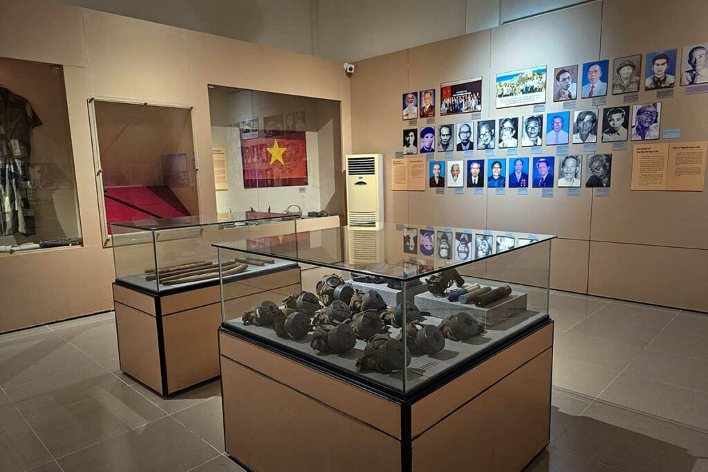 Expositie in Con Dao Museum met historische foto’s, wapens en objecten over de Vietnamese revolutie en onafhankelijkheidsstrijd