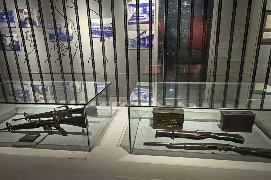 Wapens en militaire objecten tentoongesteld in Con Dao Museum, gerelateerd aan de Vietnamoorlog en de geschiedenis van Con Dao