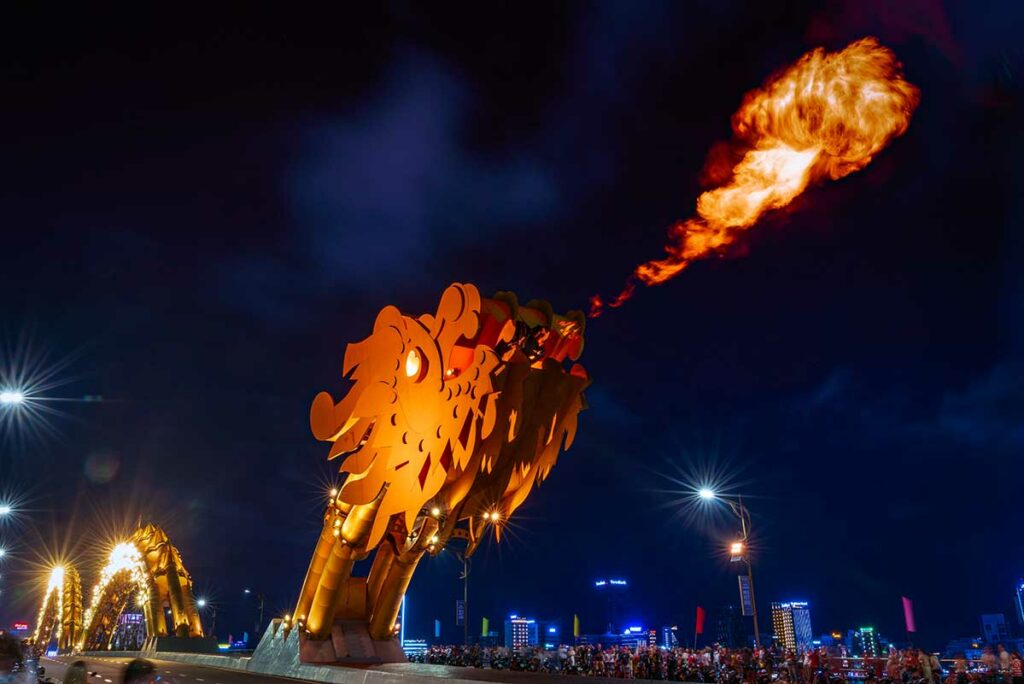 De drakenkop van de Dragon Bridge in Da Nang die vuur spuwt tijdens de avondshow boven de Han-rivier