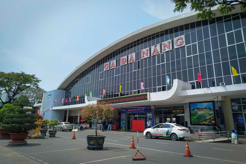 Da Nang Railway Station ingang met taxi’s voor het station als vertrekpunt van Da Nang naar Hoi An