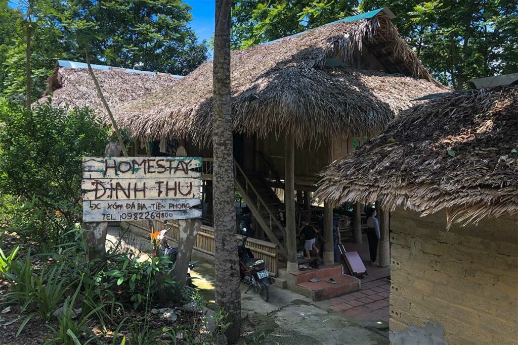 Traditionele homestay bij Hoa Binh Lake met rieten dak en houten paalwoning