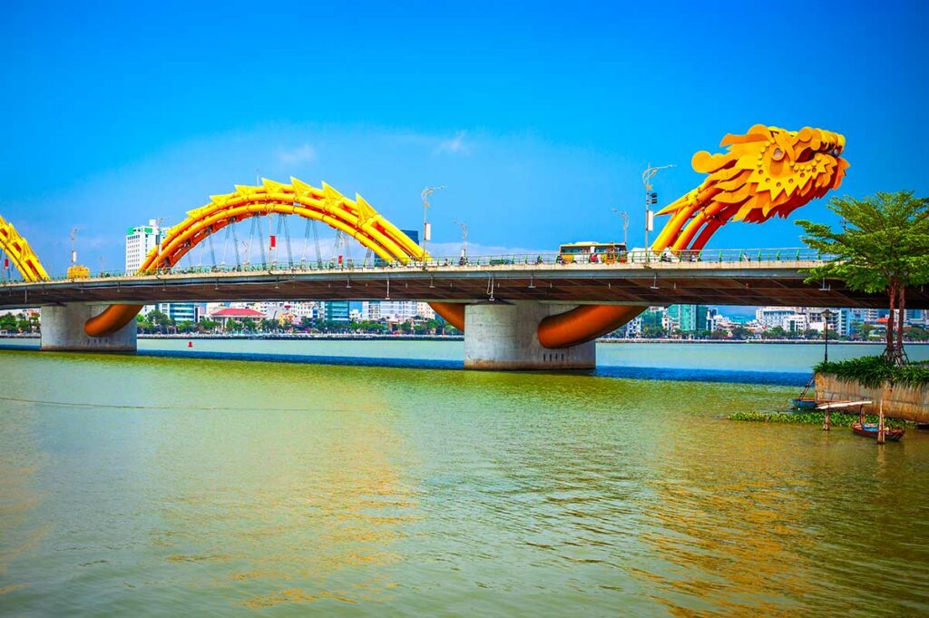 De beroemde Dragon Bridge over de Han-rivier in Da Nang Vietnam met de gouden drakenstructuur over de brug