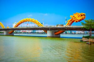 De beroemde Dragon Bridge over de Han-rivier in Da Nang Vietnam met de gouden drakenstructuur over de brug