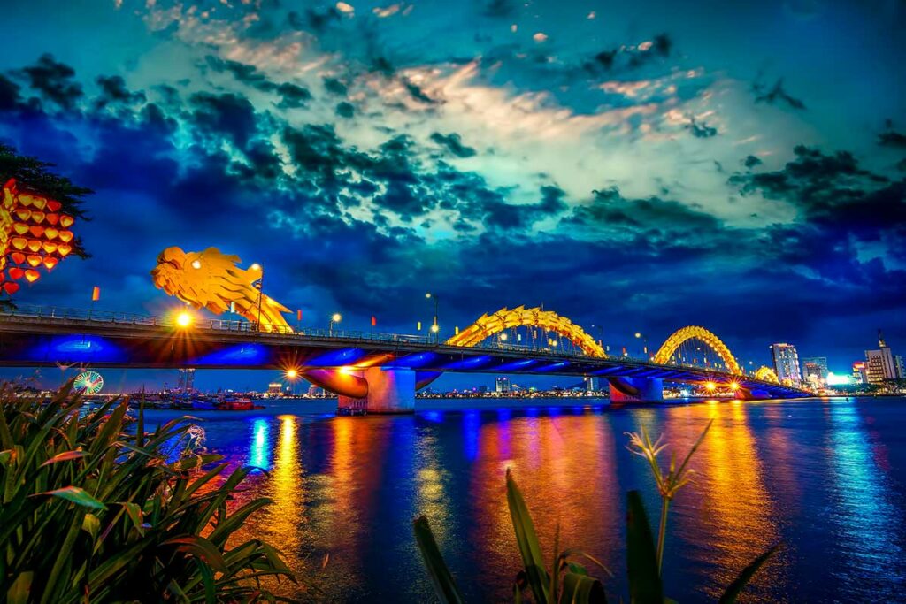 Dragon Bridge in Da Nang Vietnam ’s avonds verlicht met kleurrijke verlichting boven de Han-rivier