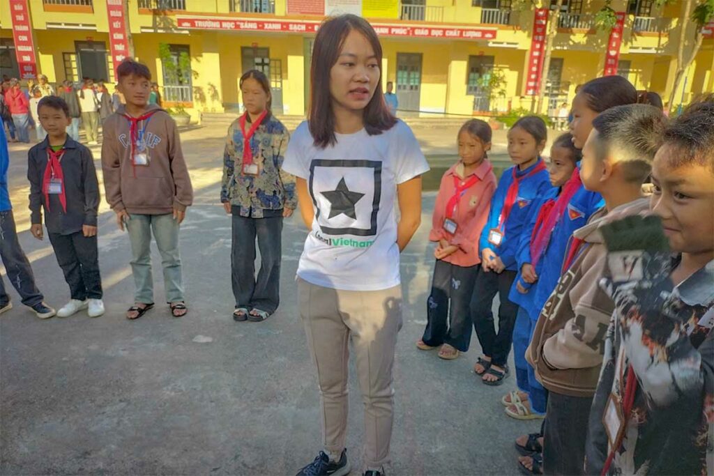 Duong Phung van Local Vietnam geeft Engelse les aan kinderen op een school in Ha Giang als onderdeel van lokale betrokkenheid en community projecten