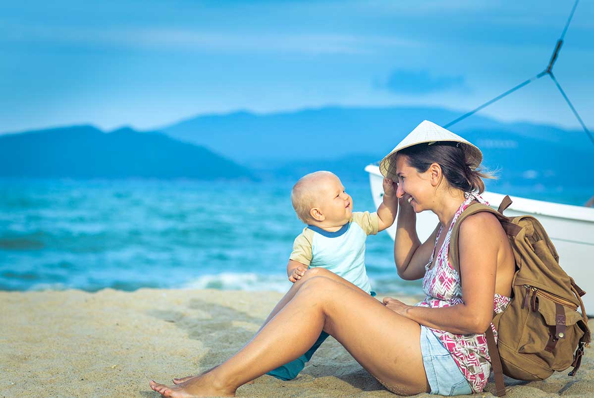 Moeder met baby op het strand van Phu Quoc tijdens een familierondreis in Vietnam