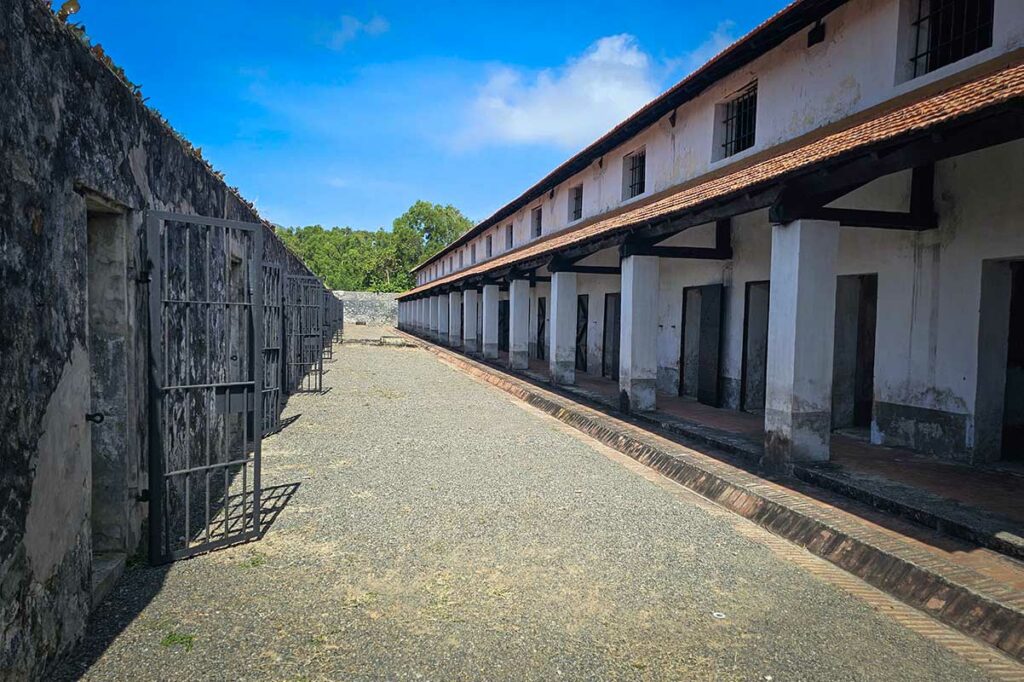 Open binnenplaats met cellen en ijzeren tralies in de French Tiger Cages van Con Dao, beruchte gevangenis uit de koloniale en Vietnamoorlog periode