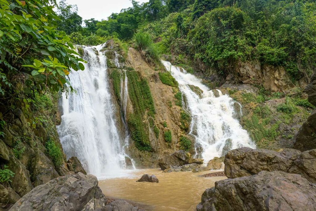 Go Lao waterval bij Mai Chau met meerdere cascades tussen rotsen en jungle
