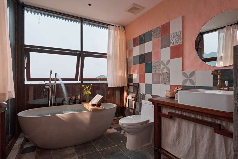 Badkamer van een bungalow bij Ha Giang Aya Lodge met vrijstaand bad en uitzicht over de bergen van Ha Giang
