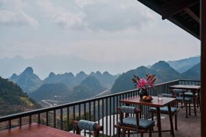 Terras bij Ha Giang Aya Lodge met panoramisch uitzicht over de bergen en valleien van Ha Giang