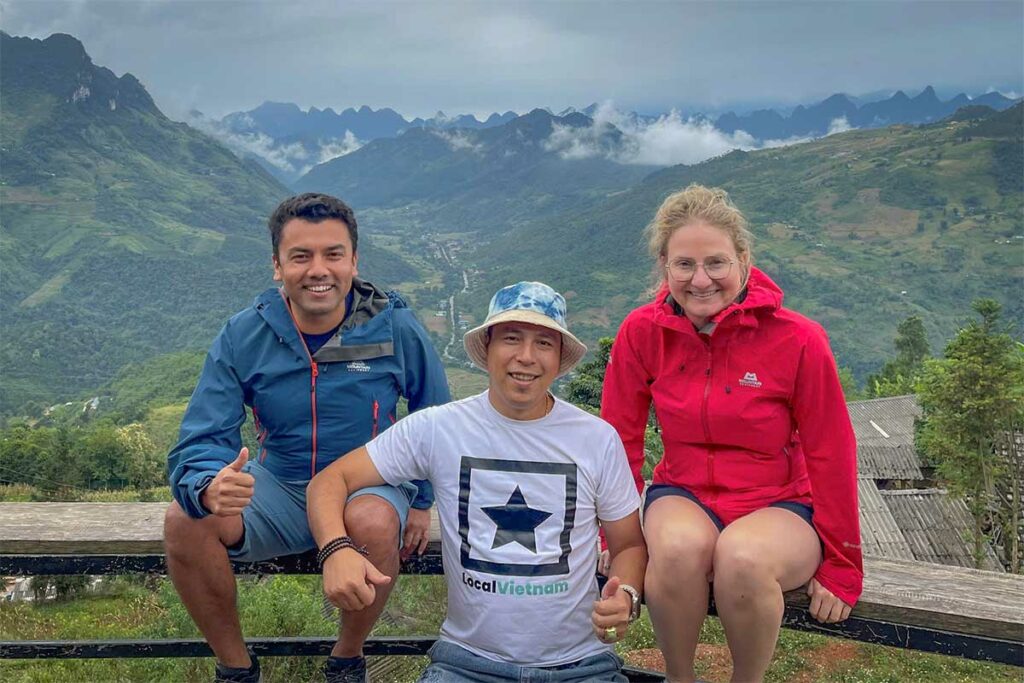 Local Vietnam gids met reizigers op een uitzichtpunt tijdens een Ha Giang Loop tour in Noord-Vietnam