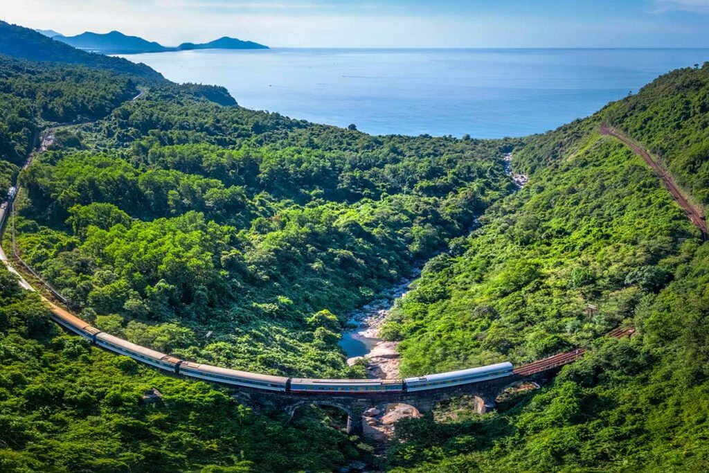 Luchtfoto van trein op de Hai Van Pass spoorlijn langs de kust tussen Hue en Da Nang in Vietnam