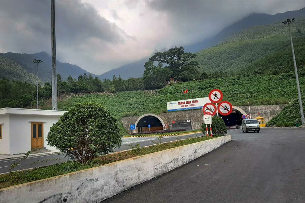 Ingang van de Hai Van Tunnel op de snelweg tussen Hue en Da Nang in Vietnam met verkeersborden