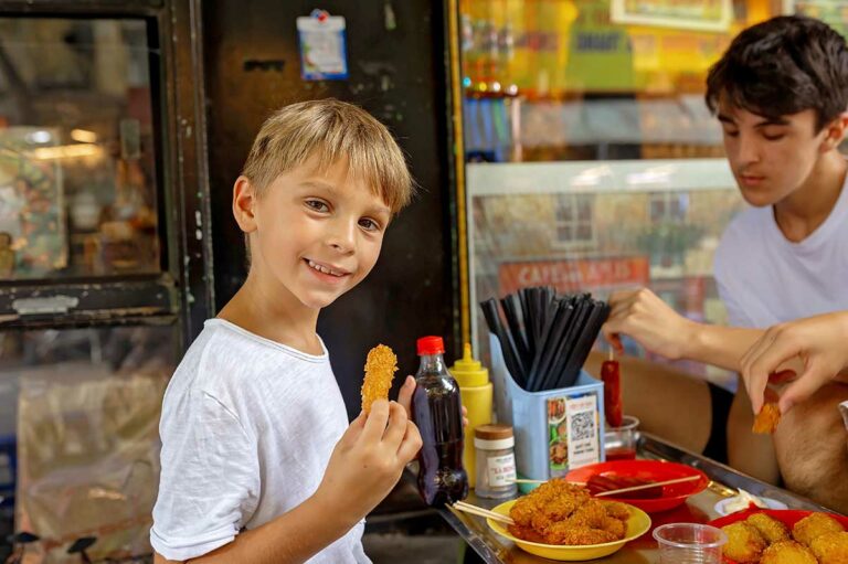 Hanoi met kinderen tijdens streetfoodproeverij met Vietnamese snacks tijdens een familierondreis