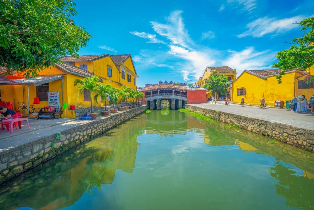 Heldere blauwe lucht en zonnig weer in Hoi An met uitzicht op de Japanse brug, typisch weer tijdens de beste reistijd in het droge seizoen