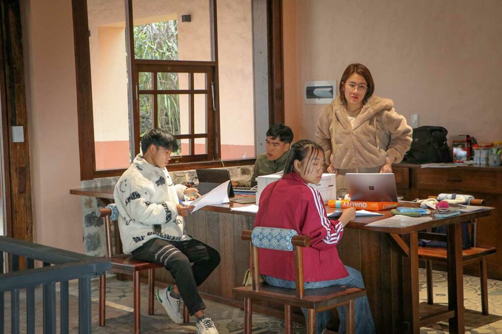 Team van Local Vietnam en nieuwe lokale medewerkers uit Hmong-dorpen tijdens training en voorbereiding voor Ha Giang Aya Lodge in Sung Trai langs de Ha Giang Loop