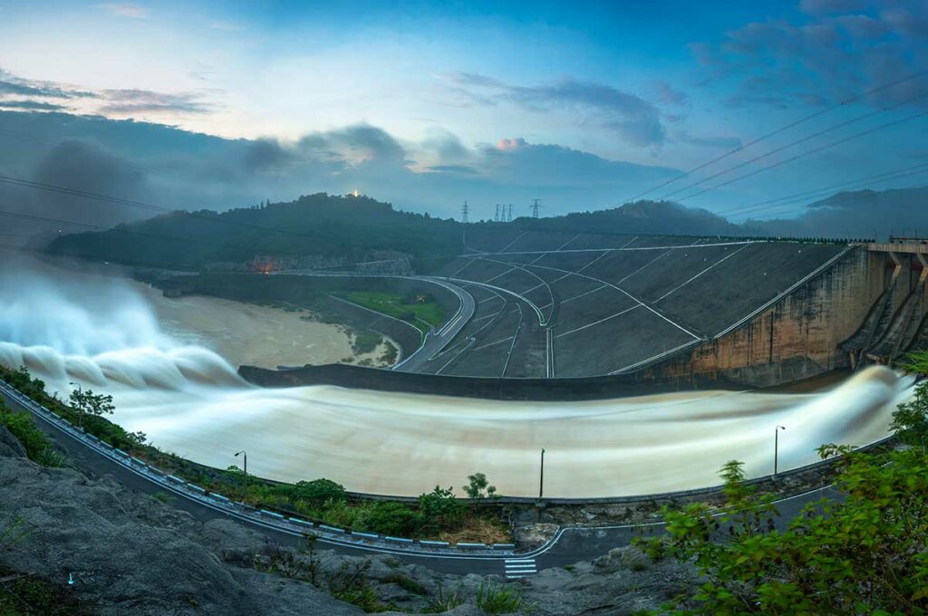 Hoa Binh waterkrachtcentrale in Vietnam met dam en uitstromend water langs bergen