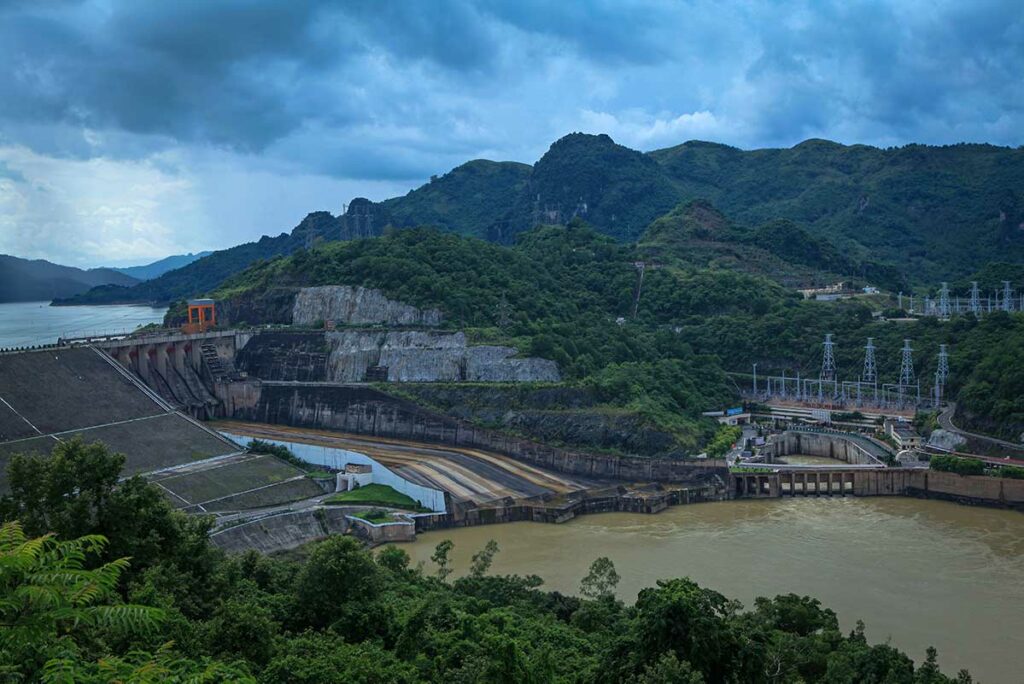 Hoa Binh waterkrachtcentrale in Vietnam met dam, rivier en omliggende bergen