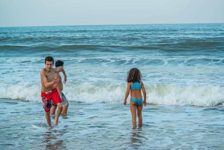 Hoi An met kinderen op An Bang Beach tijdens een familierondreis in Vietnam