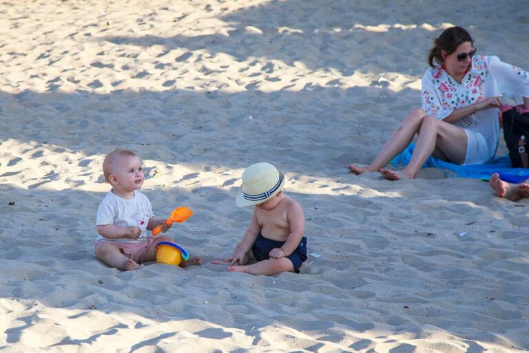 Hoi An met kinderen tijdens een familierondreis in Vietnam met spelende baby’s op het strand van An Bang