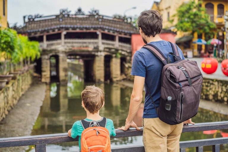 Hoi An met kinderen bij de Japanse Brug in het oude centrum tijdens een familierondreis in Vietnam