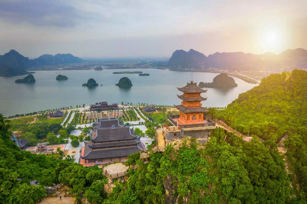 Jade Pagoda op That Tinh berg bij Tam Chuc Pagoda met uitzicht over het meer en karstbergen