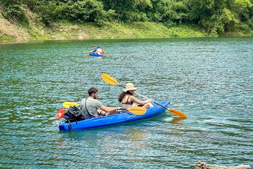 Koppel kajakt op Hoa Binh Lake bij Mai Chau Floating House in Noord Vietnam