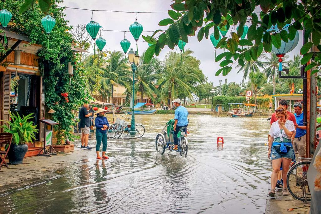 Straat in Hoi An met ondiep water na zware regen tijdens het regenseizoen, lichte overstroming in de oude stad bij tyfoons of stormachtig weer