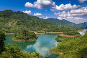 Groen landschap van Hoa Binh Lake in Noord Vietnam met kronkelend water tussen beboste bergen