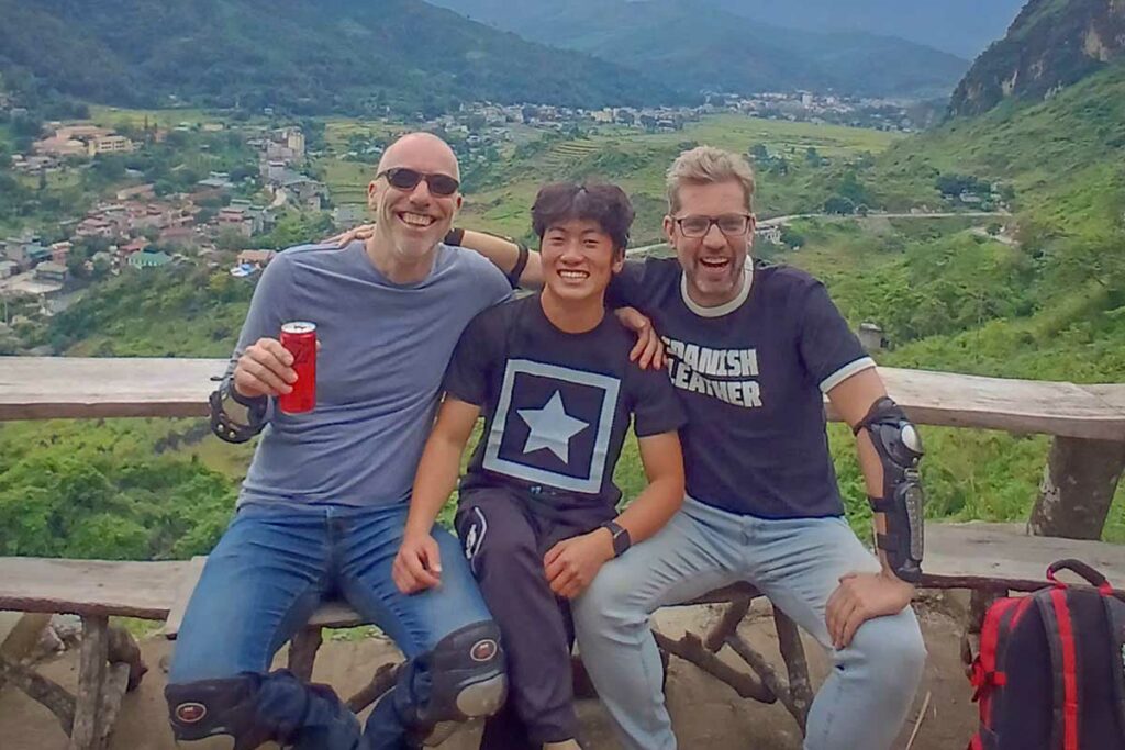 Reizigers met een Local Vietnam gids genieten van het uitzicht tijdens de Ha Giang Loop met berglandschap en valleien in Noord-Vietnam