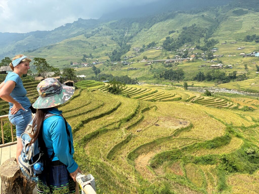 Reizigers wandelen langs rijstterrassen tijdens een trekking in Sapa tijdens hun Vietnam reis op maat
