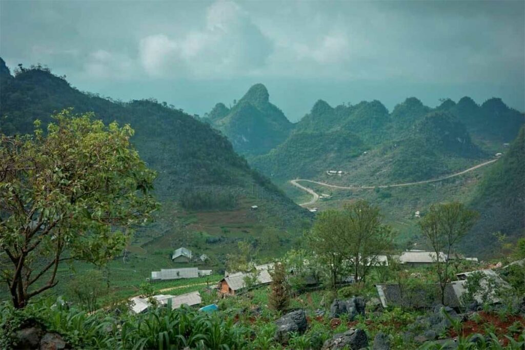 Berglandschap bij Sung Trai op de Ha Giang Loop waar Ha Giang Aya Lodge van Local Vietnam is gebouwd tussen kalksteenbergen en traditionele dorpen