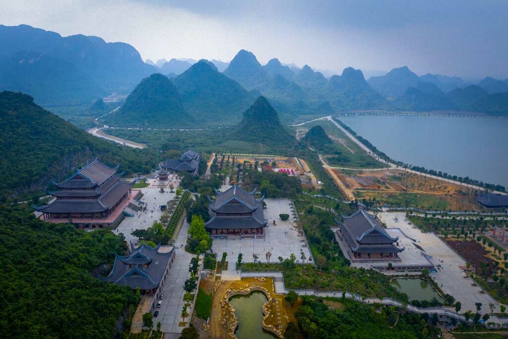 Luchtfoto van Tam Chuc Pagoda complex met tempels, binnenplaatsen en omliggende karstlandschap