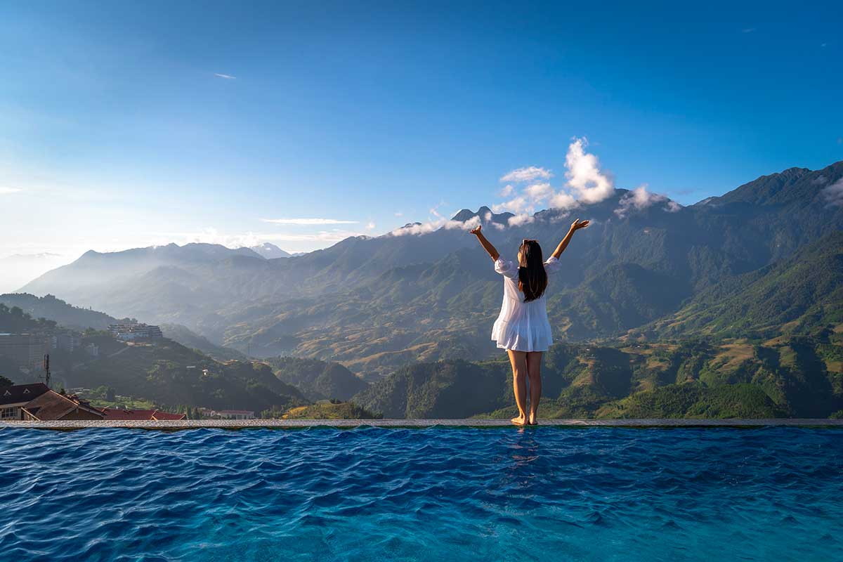 Luxe rondreis in Vietnam met resort in Sapa met zwembad en panoramisch uitzicht op bergen en rijstvelden