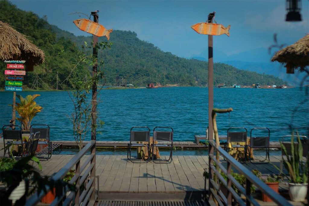 Terras van Mai Chau Floating House aan Hoa Binh Lake met uitzicht over het meer en omliggende bergen