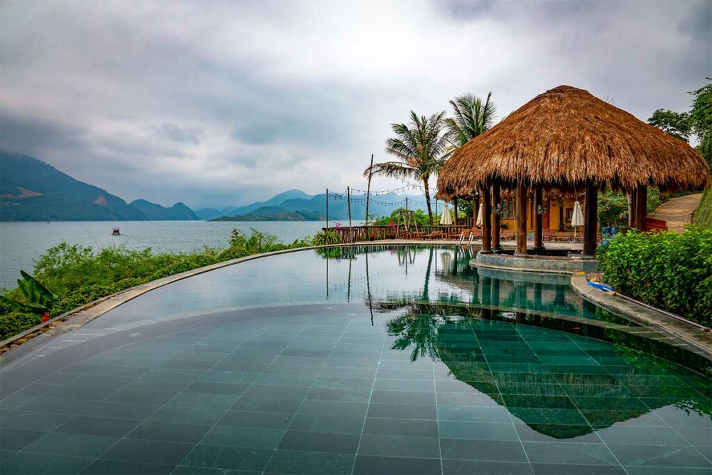 Zwembad en bungalow van Mai Chau Hideaway Lake Resort aan Hoa Binh Lake